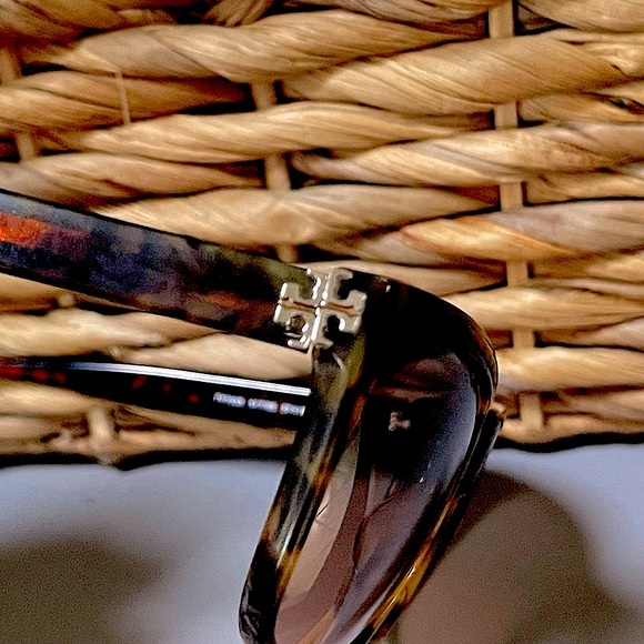 Authentic Tory Burch vintage tortoise shell sunglasses w/original case. - Picture 2 of 10
